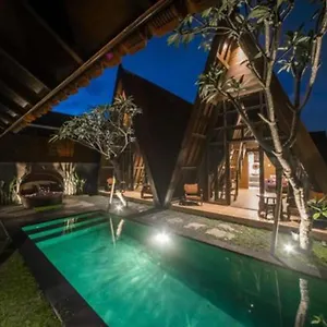  Villa Rumah Kayu Tatiya